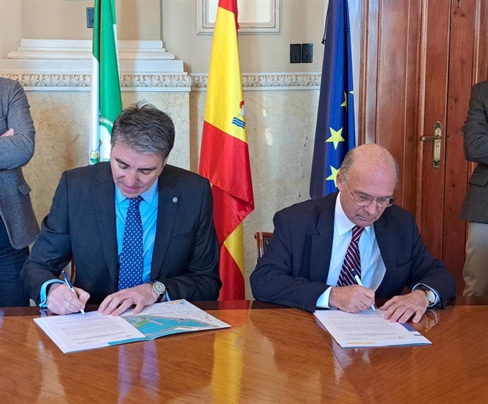 El puerto de Málaga y Colegio de Ingenieros de Caminos firman un convenio para reforzar seguridad en proyectos y obras