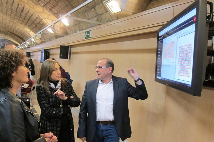 El investigador Santos Orejudo explica a la directora general Olga Alastruey y la vicerrectora Ana Allueva los resultados que muestra la plataforma 'Collective Learning'.