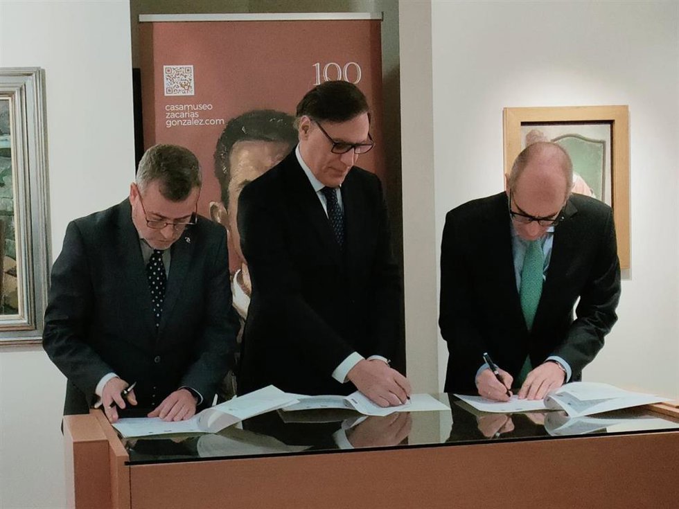 El presidente de Fundación Caja Duero (I), José María de la Vega, el alcalde de Salamanca, Carlos García Carbayo, y el presidente de la Diputación, Javier Iglesias,  firman el convenio para el centenario de Zacarías González.