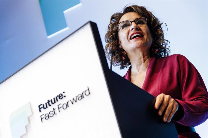 La ministra de Hacienda y Función Pública, María Jesús Montero, interviene en la presentación de Future: Fast Forward, agrupación empresarial del sector de la automoción, en el Espacio La Nave, a 2 de febrero de 2023, en Madrid (España). 