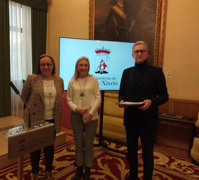 Las concejalas de Educación del Ayutamiento de Gijón, Natalia González, y  de Obras y Proyectos de Ciudad, Salomé Díaz, y el director de Obras y Proyectos de Ciudad, Pedro Fernández Guerrero,  en rueda de prensa en el Consistorio gijonés