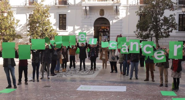 El Ayuntamiento de Granada y la Asociación Española contra el Cáncer (AECC) han conmemorado el Día Mundial contra el Cáncer.