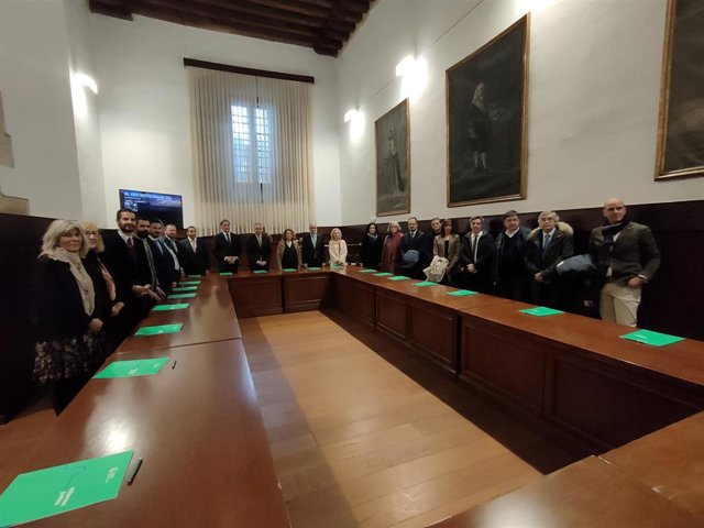 Representantes de las institucines, universidades y organizaciones salmantinas que  han firmado el manifiesto contra el cáncer.