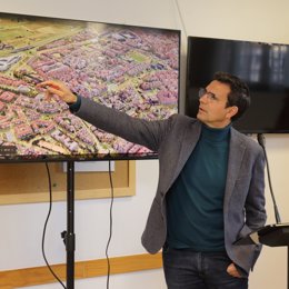 El alcalde de Granada, Francisco Cuenca, preside un Consejo de Gobierno en el distrito Genil.