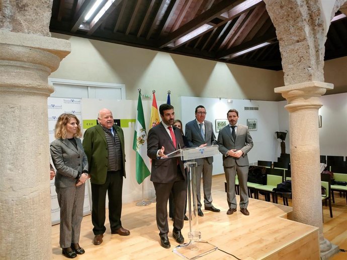 El alcalde de Loja, Joaquín Camacho, interviene ante los medios en presencia de Jesús Aguirre y otros miembros de la Mesa del Parlamento