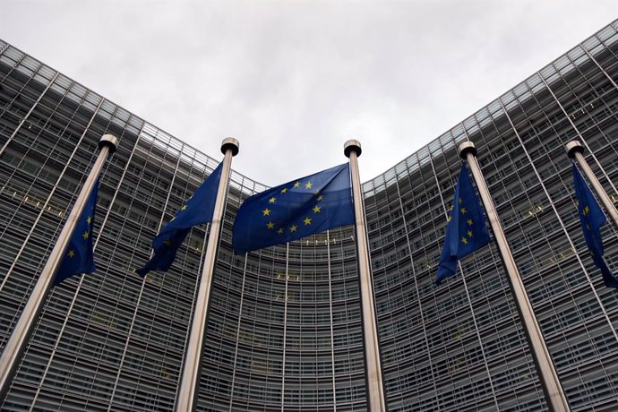 Banderas de la Unión Europea (UE) frente a la sede de la Comisión Europea en Bruselas