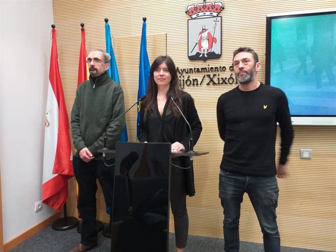 La portavoz de Podemos-Equo Xixón en Gijón, Laura Tuero, acompañada de los ediles del grupo municipal,  Rufino Fernández (izda) y Juan Chaves, en rueda de prensa en el Ayuntamiento de Gijón