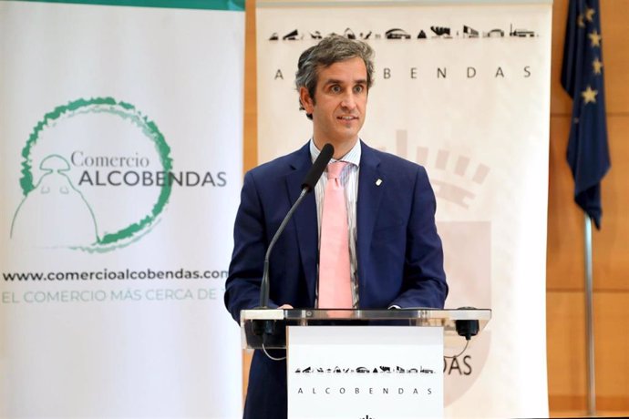 EL alcalde de Alcobendas, Aitor Retolaza, en un acto de comercio en el Ayuntamiento