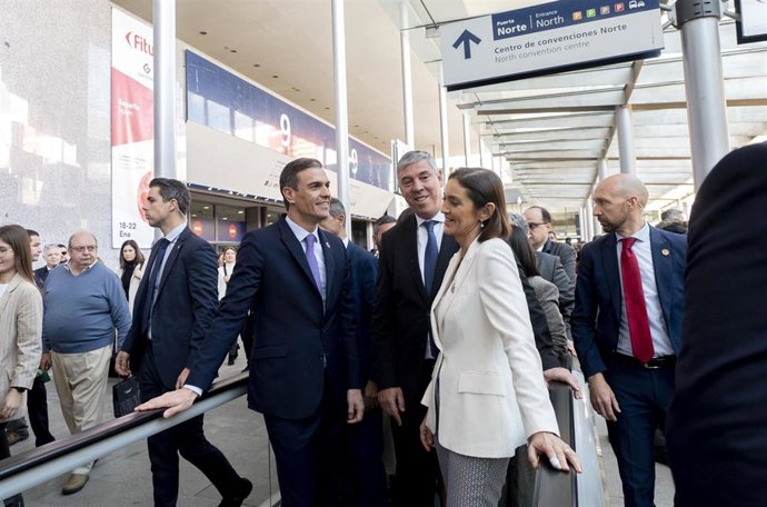 El presidente del Gobierno, Pedro Sánchez, y  la ministra de Industria, Comercio y Turismo, Reyes Maroto, en la tercera jornada de la 43 edición de la Feria Internacional del Turismo Fitur 2023.