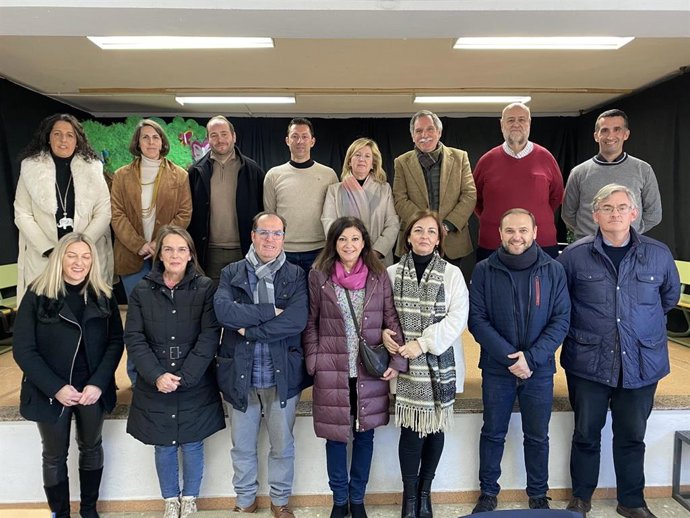 Viso (arriba, 3 dcha.) en el encuentro con directores de centros educativos de Los Pedroches.