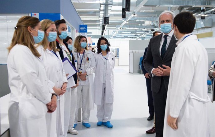Archivo - El consejero de Sanidad, Enrique Ruiz Escudero conversa con personal sanitario. Archivo. 
