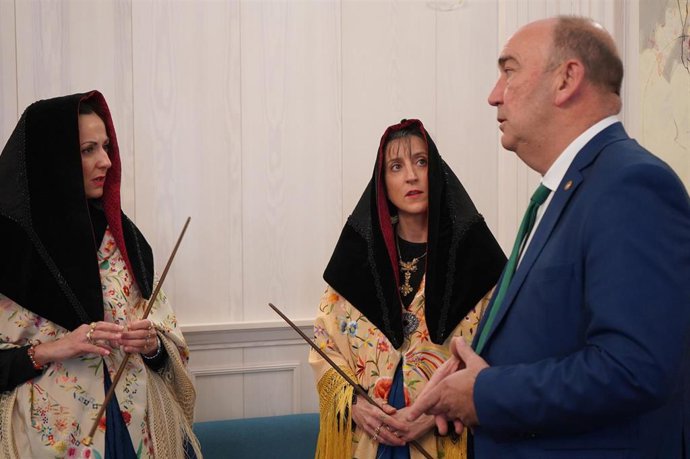 El presidente de la Diputación de Segovia con las dos alcaldesas de Zamarramala.