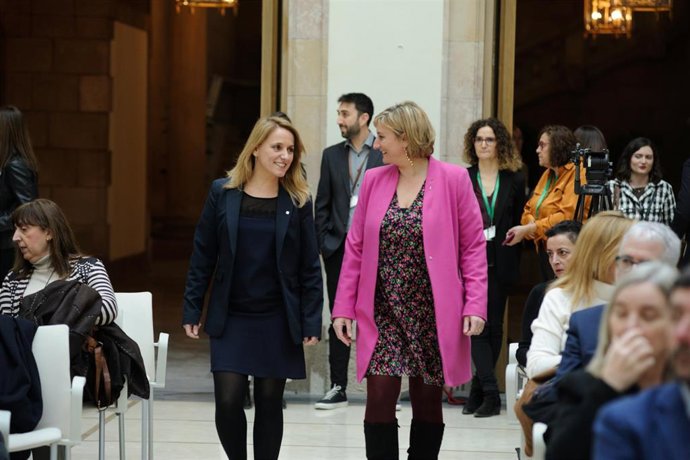 La consellera de Economía y Hacienda de la Generalitat de Catalunya, Natlia Mas (i), y la vicepresidenta primera del Parlament en funciones de presidenta, Alba Vergés (d), durante la entrega del proyecto de ley de Presupuestos 2023 al Parlament, a 2 de