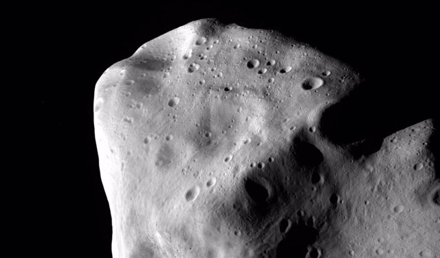 El asteroide del cinturón principal 21 Lutetia, aquí fotografiado por Rosetta de la ESA.