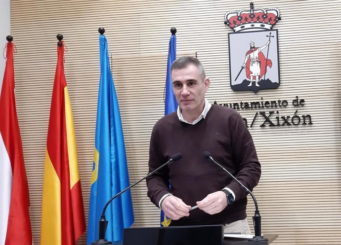 El concejal del Grupo Municipal de Ciudadanos del Ayuntamiento de Gijón Rubén Pérez Carcedo, en rueda de prensa en el Consistorio gijonés