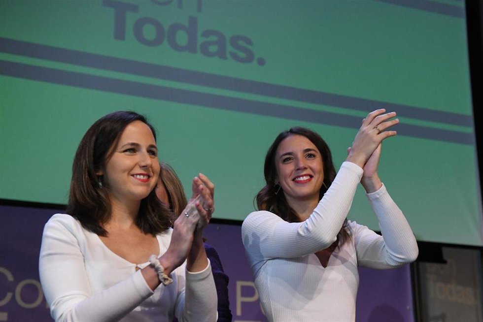 Archivo - La secretaria general de Podemos y ministra de Derechos Sociales, Ione Belarra (i), y la ministra de Igualdad, Irene Montero (d), protagonizan el acto 'Con todas, por todas, a 26 de noviembre de 2022, en Madrid (España).