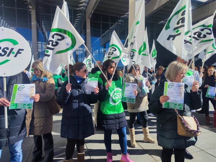 Concentración de CSIF a las puertas del Hospital Universitario de Burgos