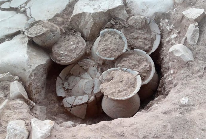 Hallan una tumba de incineración de época romana en la necrópolis de Vilanera (Girona)