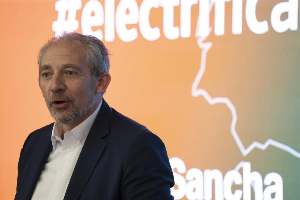 Archivo - El vicepresidente ejecutivo de Compras de Seat, Alfonso Sancha, en la firma con representantes de PowerCo (Volkswagen) del convenio de colaboración para el desarrollo de la planta de Sagunto, en Valencia, a 21 de julio de 2022.