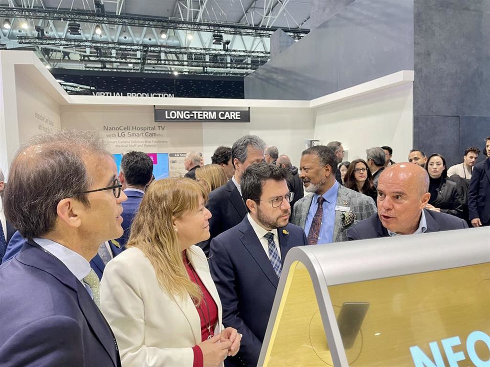 Pere Aragons visita el ISE, junto al ceo del salón Mike Blackman y la consellera de Cultura Natlia Garriga, entre otros