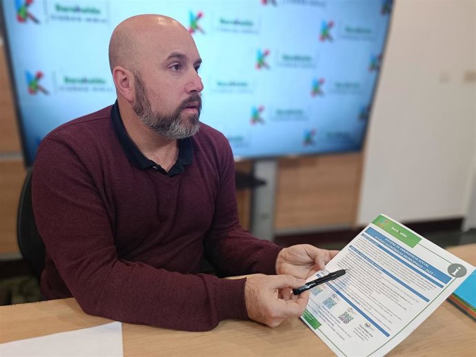 Mikel Antizar presenta el nuevo documento de lectura fácil sobre las ayudas sociales.