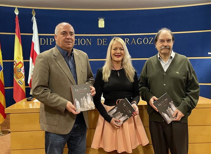 De izquierda a derecha, el diputado provincial y alcalde de Remolinos, Alfredo Zaldívar; la diputada delegada de Cultura de la DPZ, Ros Cihuelo; y el autor del libro 'La sal en la provincia de Zaragoza', Miguel Calvo.