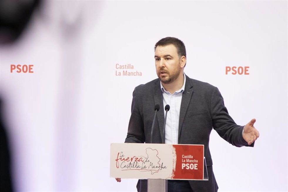 El diputado socialista en rueda de prensa.
