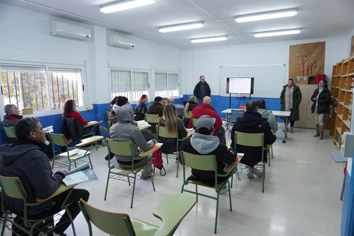 Alumnos en la cuarta edición de tareas de desmantelamiento de Endesa en Carboneras (Almería)