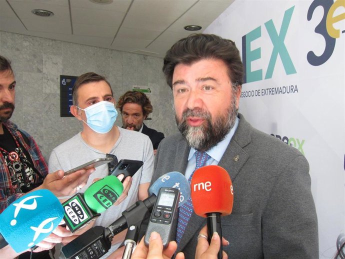 Archivo - El secretario general de la Creex, Javier Peinado, atiende a los medios de comunicación.