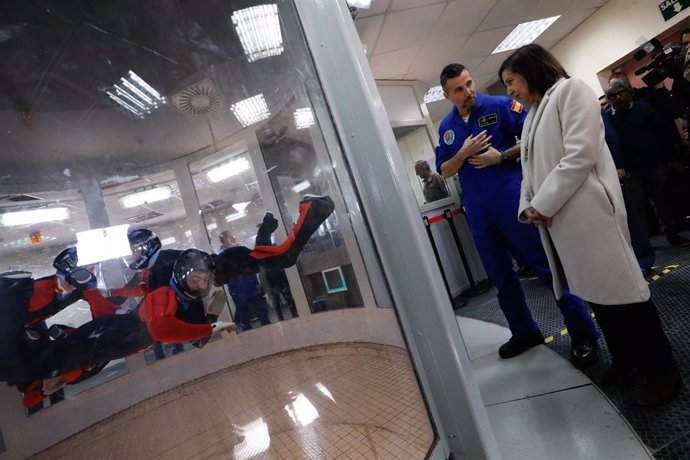 La ministra de Defensa, Margarita Robles, observa a varias personas en el simulador de caída libre, también conocido como túnel de viento, en la Base Áerea de Alcantarilla (Murcia).