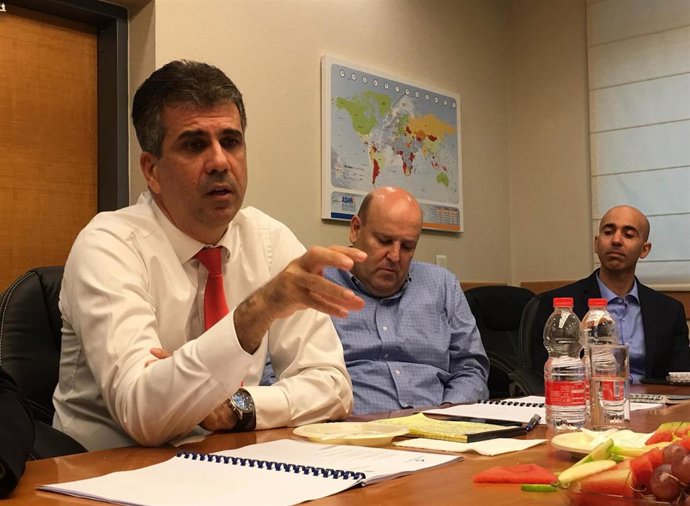 El ministro de Exteriores de Israel (i), Eli Cohen