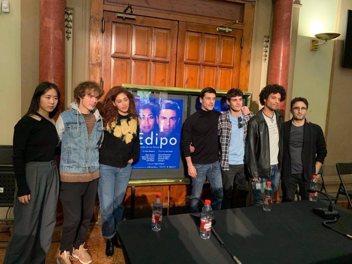 Los portagonistas de la obra 'Edipo. A través de las llamas' en la preentación en el hall del Teatro Olympia de Valncia