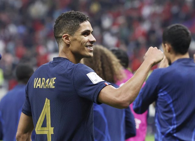 Archivo - Raphael Varane of France celebrates at full time during the FIFA World Cup 2022, Semi-final football match between France and Morocco on December 14, 2022 at Al Bayt Stadium in Al Khor, Qatar - Photo Ian MacNicol / Colorsport / DPPI