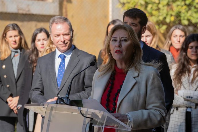 La consejera de Economía, Hacienda y  Fondos Europeos, Carolina España, atiende a los medios de comunicación en las naves de Santa Bárbara.