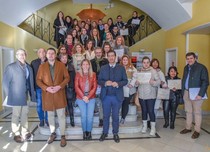 Caballero en la entrega de títulos.