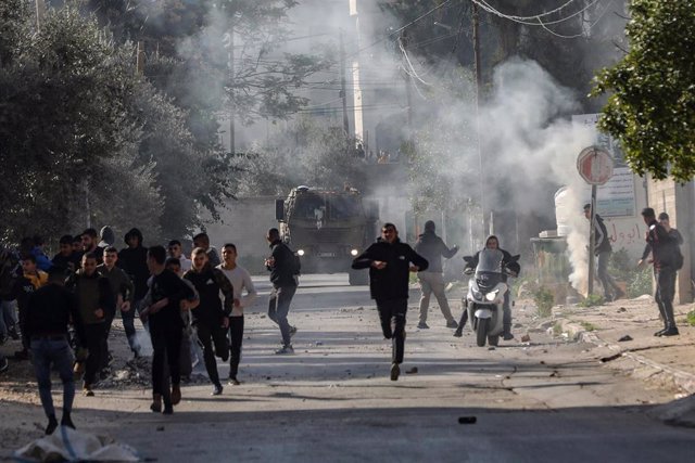 Enfrentamientos entre palestinos y el Ejército de Israel en la ciudad cisjordana de Yenín