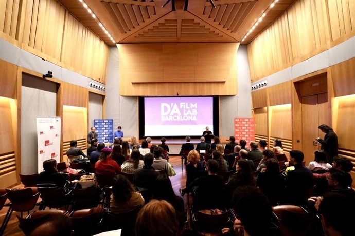 Acto de presentación de los proyectos seleccionados en la tercera edición del programa de impulso al nuevo talento cinematográfico D'A Film Lab Barcelona