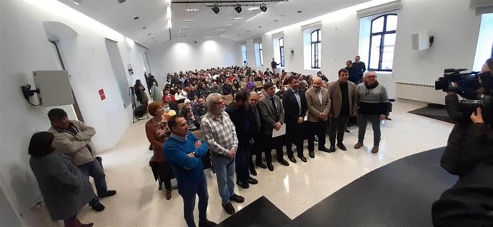 El consejero de Industria, Empleo y Promoción Económica del Principado, Enrique Fernández, asiste al acto de presentación de dos programas de empleo del Ayuntamiento gijonés, financiados por el Gobierno regional, en la Agencia Local de Empleo de Gijón