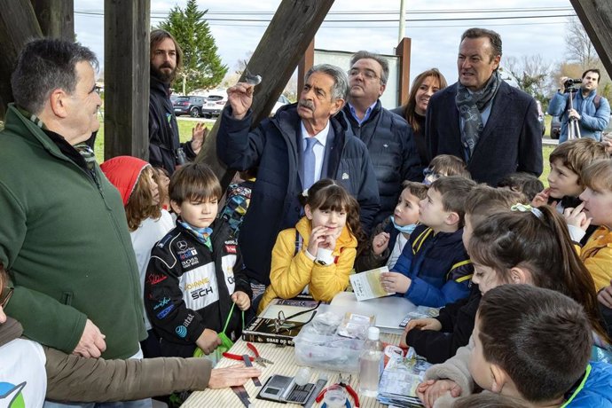 El presidente de Cantabria, Miguel Ángel Revilla, en la celebración del Día de los Humedales en Noja