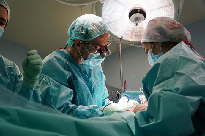 Actualmente, el 30% de esta cirugía endocrina cervical en Quirónsalud Málaga se realiza en régimen de Cirugía Mayor Ambulatorio, en el que el paciente, sin necesidad de ingresar, transcurre menos de 12 horas en el centro.