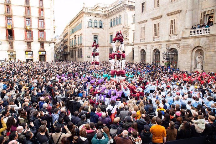 Archivo - Actuació castellera a la plaa Sant Jaume de Barcelona per les festes de Santa Eullia