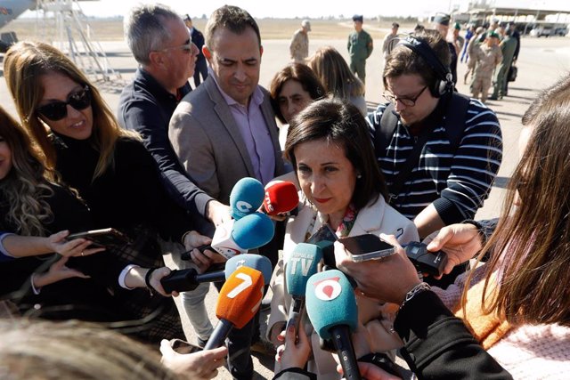 La ministra de Defensa, Margarita Robles, atiende a los medios de comunicación tras visitar las instalaciones de la Base Aérea de Alcantarilla (Murcia)