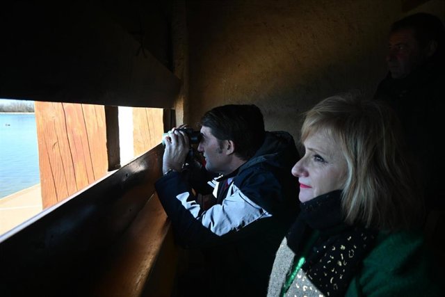 Suárez-Quiñones junto a la delegada de la Junta en Zamora, en su visita a Villafáfila.