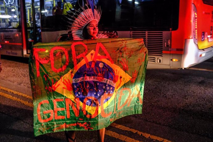 Archivo - Uan indígena brasileña de la comunidad guaraní participa en una protesta contra el gobierno del expresidente Jair Bolsonaro (archivo).