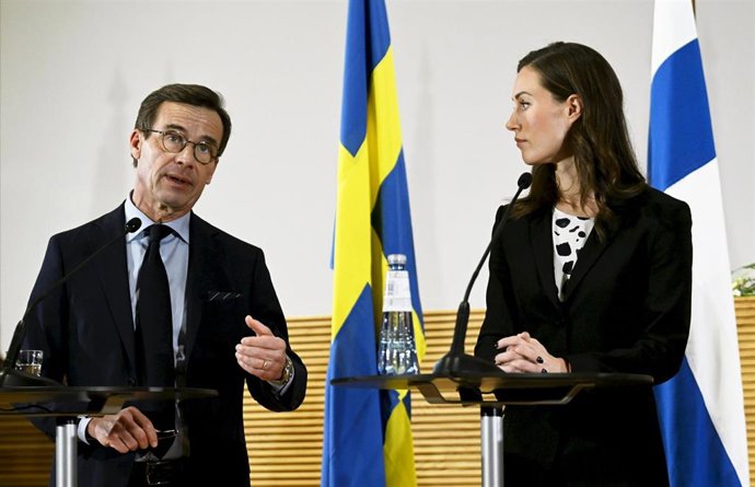 Archivo - El primer ministro de Suecia, Ulf Kristersson (I), junto a su homóloga finlandesa, Sanna Marin (D)