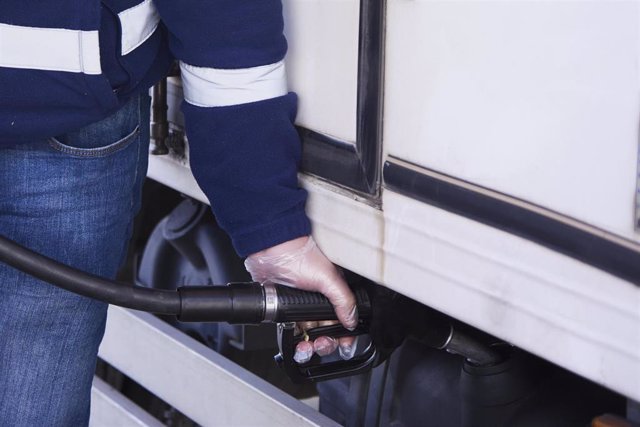Un hombre echa gasolina a su vehículo