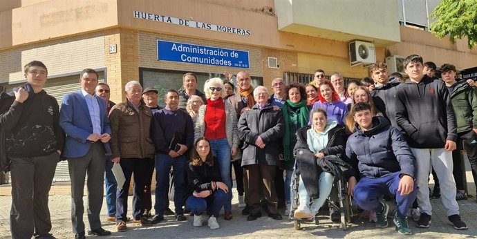 El alcalde de Sevilla, Antonio Muñoz, en la rotulación de Huerta de las Moreras en la barriada Parque Flores.