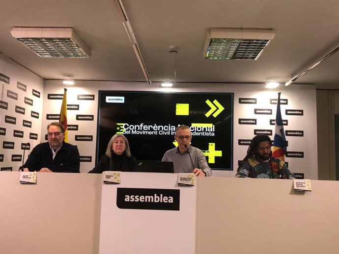 Jordi Vilanova, membre de la Comissió d'Incidncia Internacional; Dolors Feliu, presidenta de l'ANC; Josep Lluís Rodríguez, coordinador de la Comissió d'Incidncia Política; i Anthony Corey Sánchez, membre de la Comissió d'Estratgia i Discurs