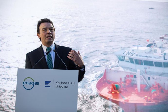El consejero delegado de Enagás, Arturo Gonzalo, interviene durante la presentación del primer barco de bunkering de gas natural licuado (GNL), en la planta de regasificación de Enagás del Puerto de Barcelona.