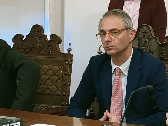 El rector de la USAL, Ricardo Rivero, en la presentación del libro 'Unamuno y la política'.